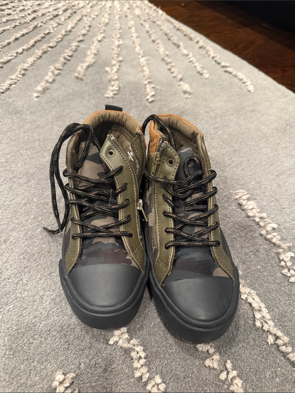 NWOT Boys Olive Green Camo High-Top Sneakers WITH EASY SIDE ZIPPER